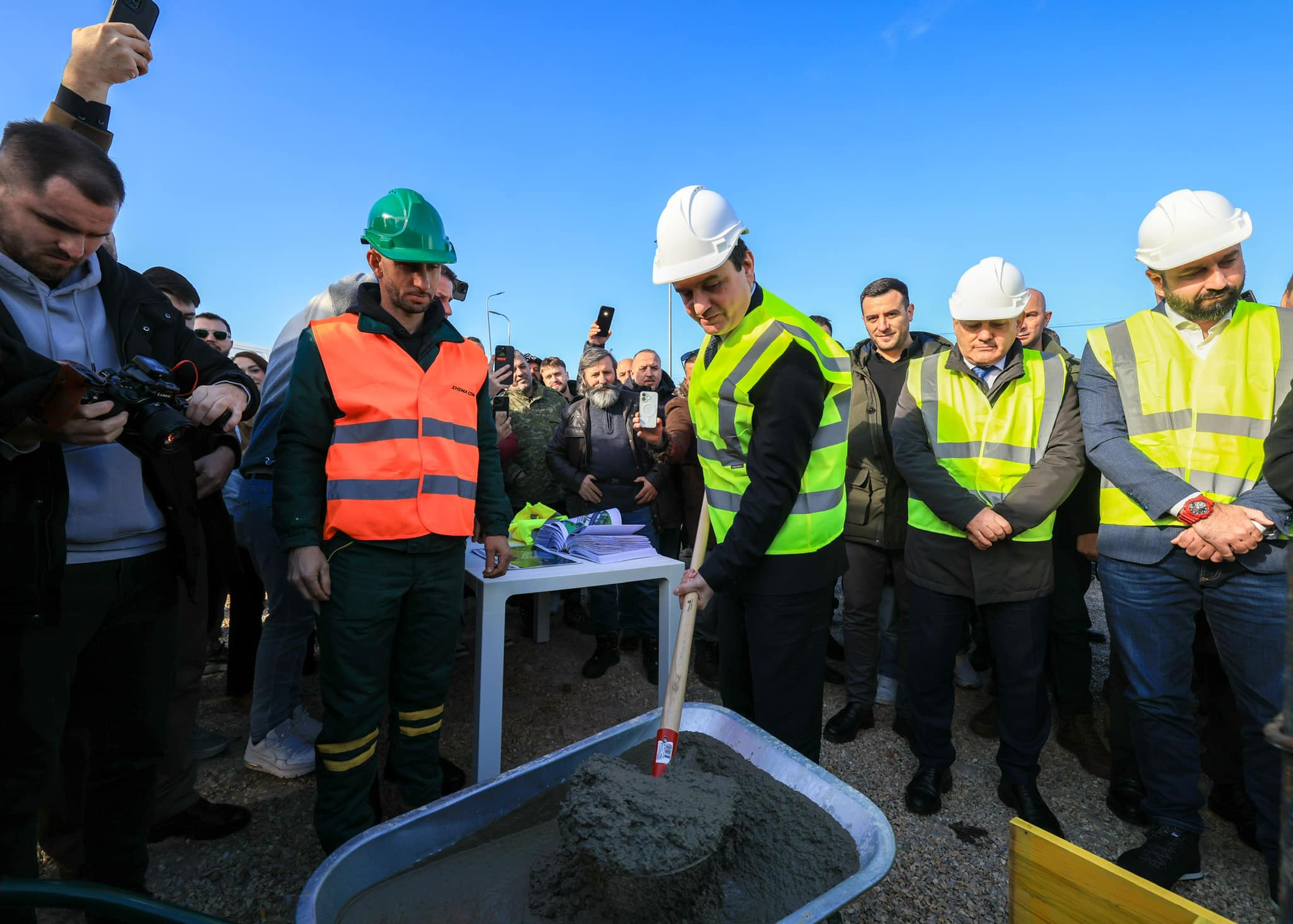 Kryeministri Albin Kurti duke vene gurthemelin e Shtimes