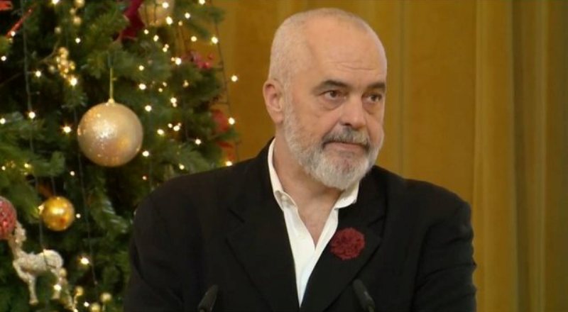 Rama uron Krishtlindjet me një ikonë të restauruar