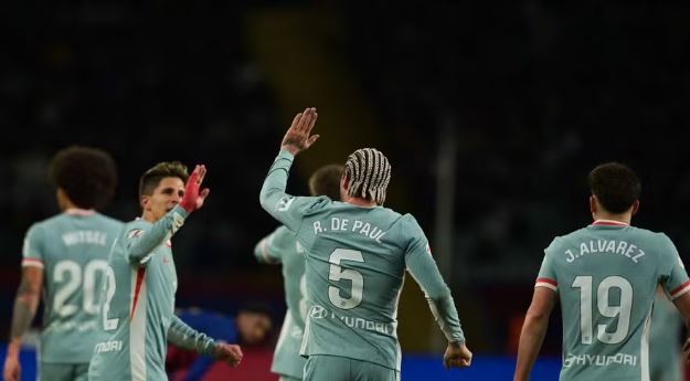 Atletico Madridi me fitore dramatike ndaj Barcelonës, ia merr kreun e tabelës