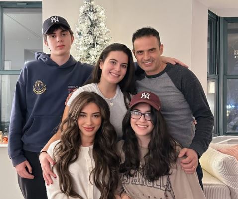 Melinda Ademi kremton Ditën e Falënderimeve pranë familjes