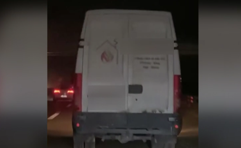 Një automjet lëviz pa drita në autostradën e Prizrenit (VIDEO)