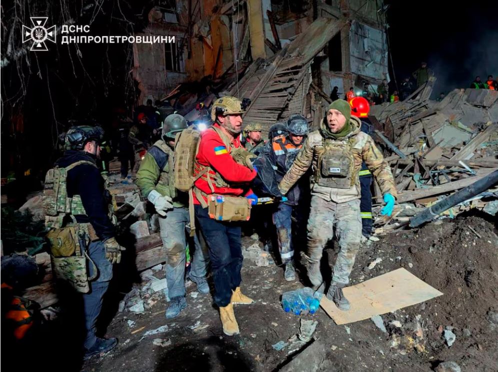 Një i vrarë dhe 11 të plagosur nga sulmi me raketa ruse në Kryvyi Rih të Ukrainës