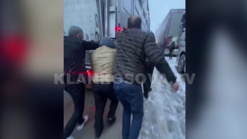 Raportohet për bllokimin e rrugës në Merdare, shkak kamioni për transportin e kafshëve (VIDEO)