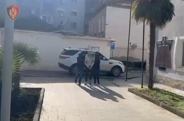 Trafikonte ukrainas dhe i detyronte të shpërndanin drogë në Vlorë, arrestohet 24-vjeçari