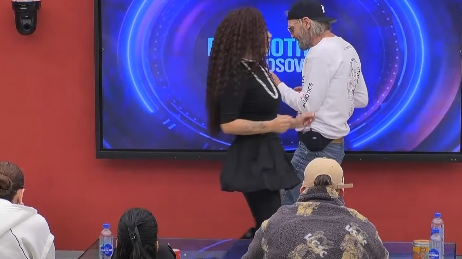 Rovena ndez atmosferën me këngën e saj (VIDEO)