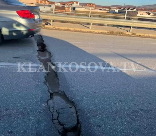 Qytetari ankohet se një rrugë në Komoran është në gjendje të mjerueshme