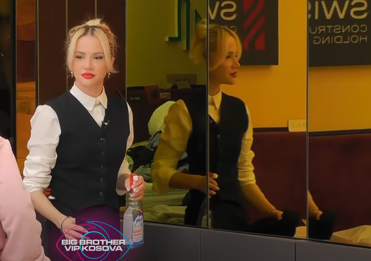 "Sa mirë fshinë, nanës t'Drilonit ja ke gzu shpinë", Gjesti e nguc me këndim Sarën (VIDEO)