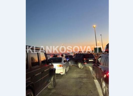 Mërgimtarët thonë se po presin deri në 10 orë në Serbi