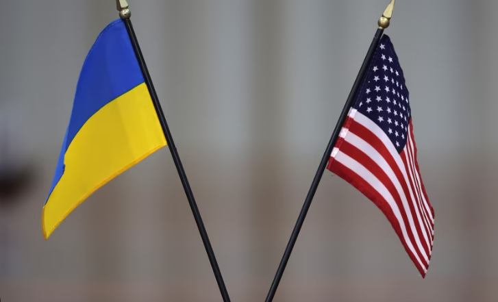 Foto ilustruese: Flamuri amerikan (në anën e djathtë), dhe ai ukrainas.