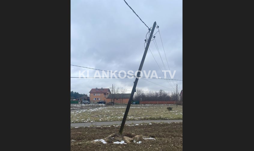 Banorët e Kryshevcit të Obiliqit në rrezik nga shtylla elektrike