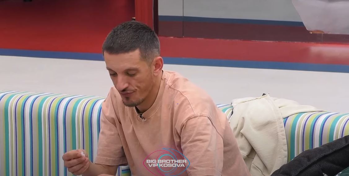 Vullnetit i rrjedh gjak nga buzët, pas tentimit të Gjestit për ta goditur me vezë