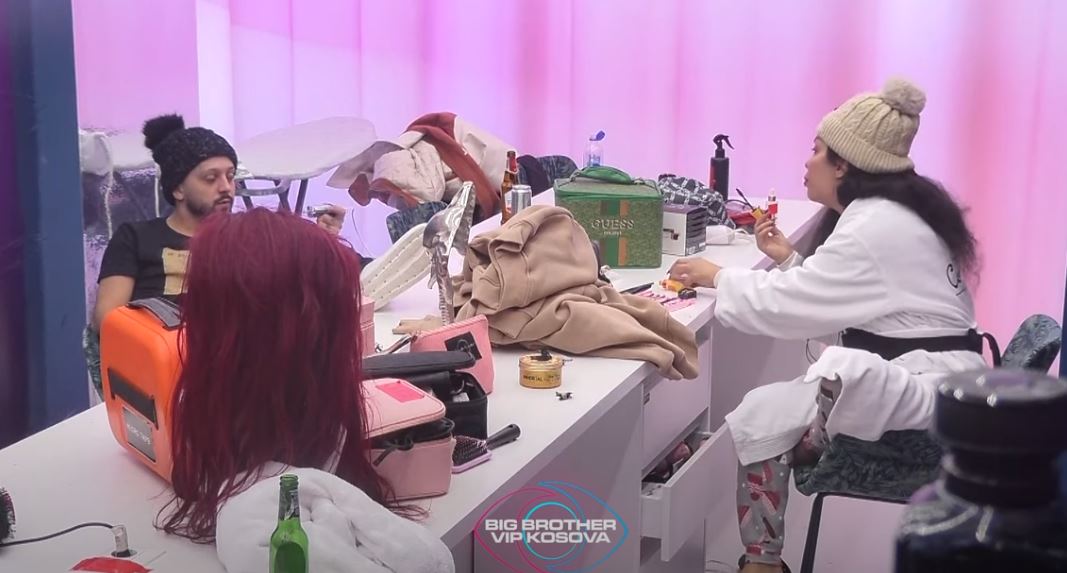 Rovena rendit tri vajzat në shtëpi që sipas saj u prijnë sherreve (VIDEO)