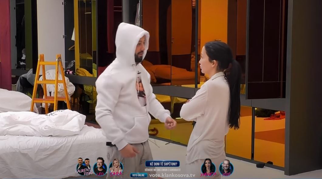 Gjesti ia mori dhe ia veshi duksin dhuratë të Xhenetës – ja reagimi i saj (VIDEO)