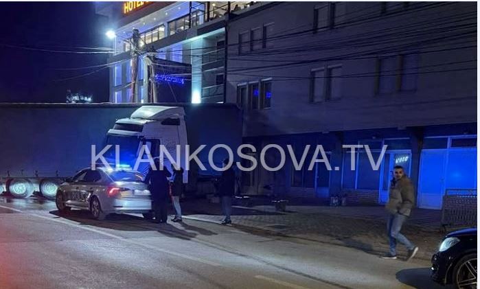 Lëndohet shoferi i veturës në Han të Elezit pas aksidentit me një kamion