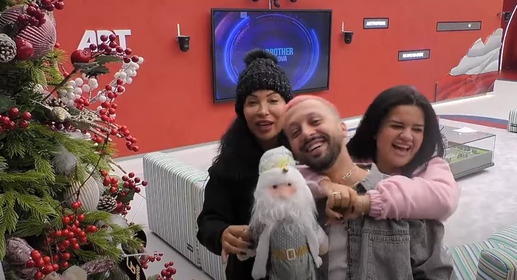 Banorët lumturohen kur shohin pemën e Vitit të Ri (VIDEO)