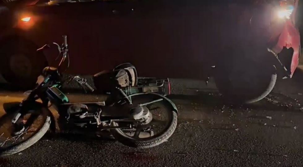 Motoçiklisti në Shqipëri përplaset me një automjet, dërgohet në spital