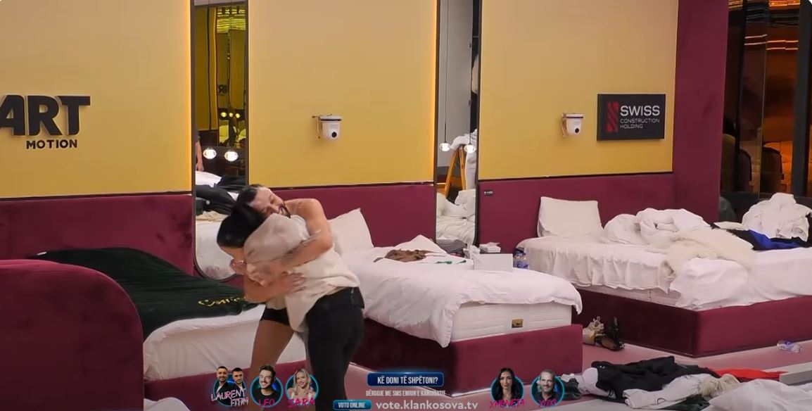 Gjesti lë dushin në gjysmë, vrapon të përqafon Xhenetën