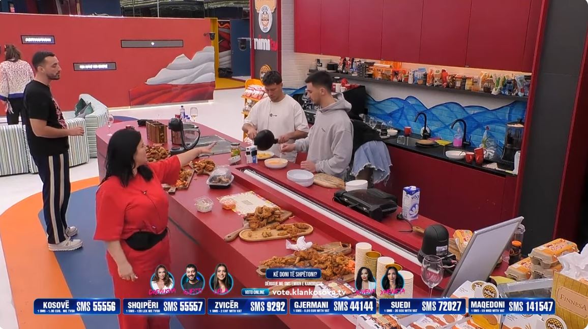 Gresa e Fitimi këndojnë teksa banorët përgatisin ushqim (VIDEO)