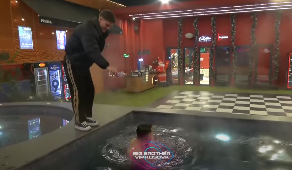 Momenti kur Driloni i hedh ujë të ftohtë Laurentit teksa lahej në pishinë