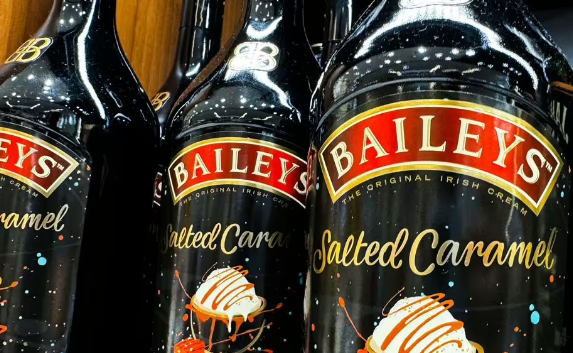 Ekspertët paralajmërojnë: Mos hidhni Baileys në lavaman gjatë festave