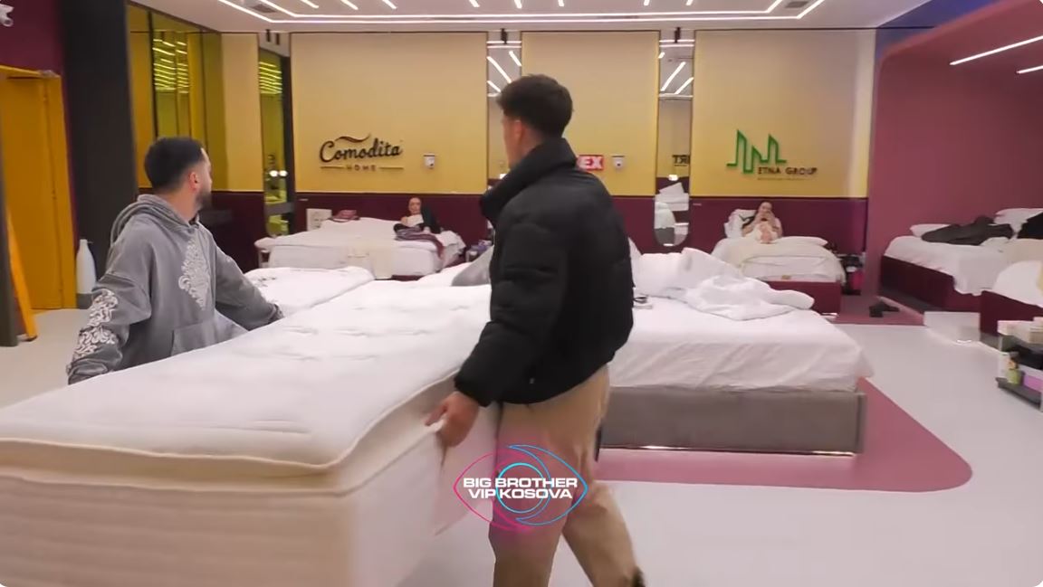 Driloni dhe Gjesti vendosin dyshekun e ‘Comodita Home’ te dhoma e grimit