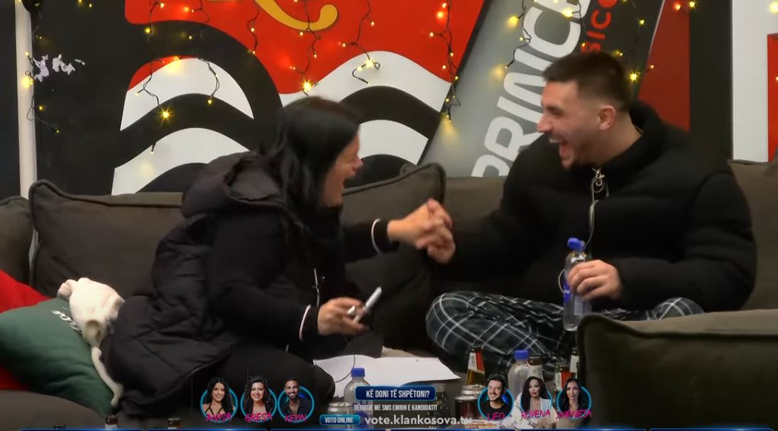 Fitimi dhe Gresa fillojnë të bëjnë skenarin për skeçin – shkaktojnë të qeshura! (VIDEO)