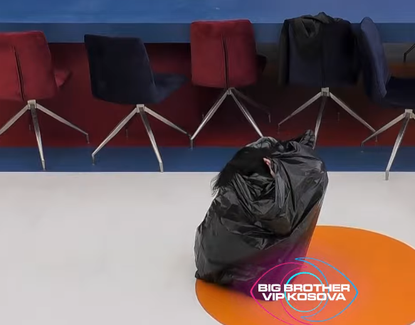 Anisa me veprim të papritur, futet në një thes të zi (VIDEO)