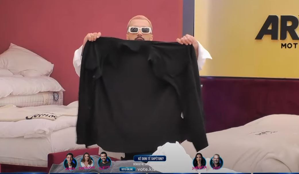 Gjesti pranon dhuratë nga Kevini (VIDEO)