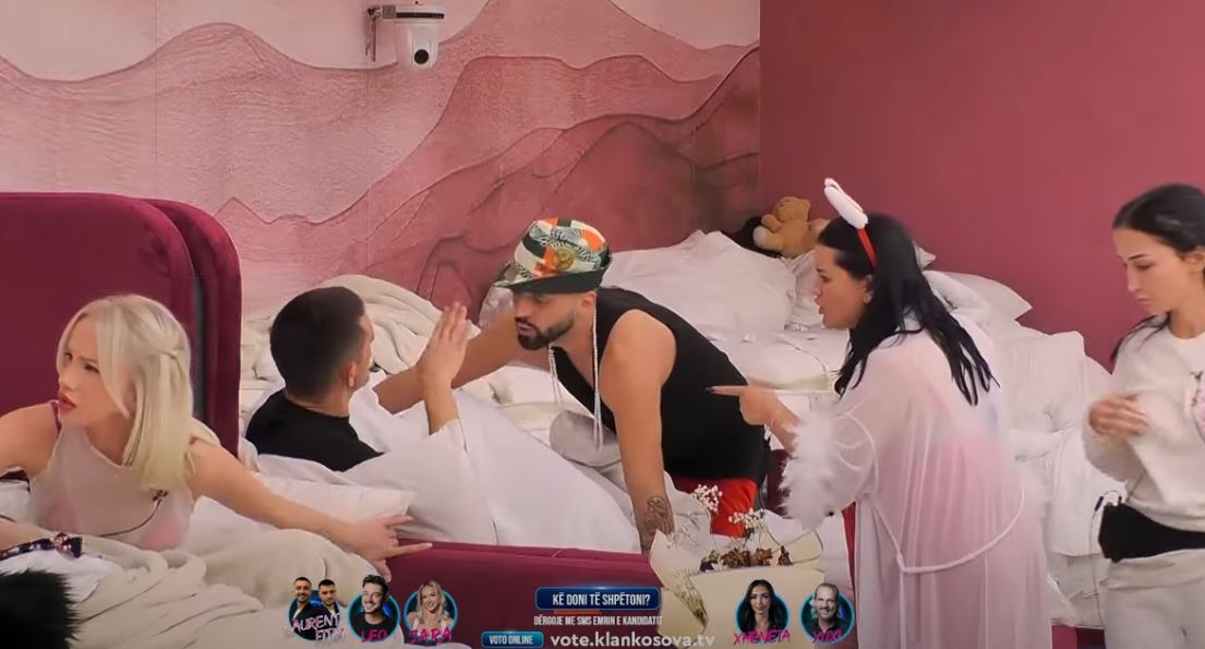 Gjesti insiston t'ia marrë diktafonin Vullnetit, banorët ndërhyjnë për ta ndaluar! (VIDEO)