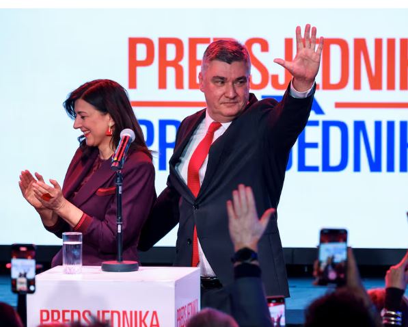 Presidenti kroat dhe kandidati presidencial Zoran Milanoviç u bën dorë mbështetësve pranë gruas së tij Sanja Music Milanovic, pas rezultateve të para të zgjedhjeve presidenciale të Kroacisë, në Zagreb, Kroaci, 29 dhjetor 2024. REUTERS/Antonio Bronic
