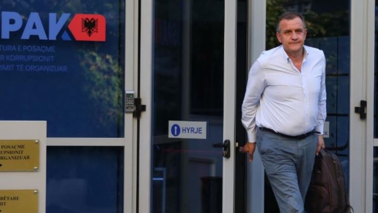 Ish-ministri shqiptar ankohet për kushtet e gjykimit: Hashim Thaçi del me kompjuter, ne me shënime dore