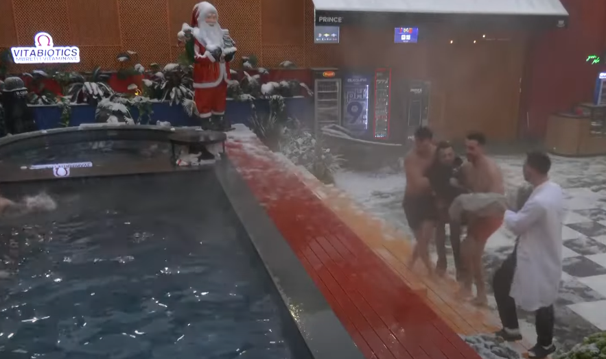 Shijojnë momente në pishinë, banorët hedhin edhe Gjestin në ujë (VIDEO)