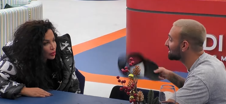 ''Për një kapuç - super spiun'', Gjesti, Rovena e Kevini përqeshin Paulin (VIDEO)
