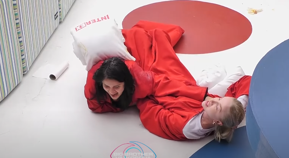 Zbavitje e të qeshura, Sara e Gresa si kërminjë - godasin njëra-tjetrën me vezë (VIDEO)