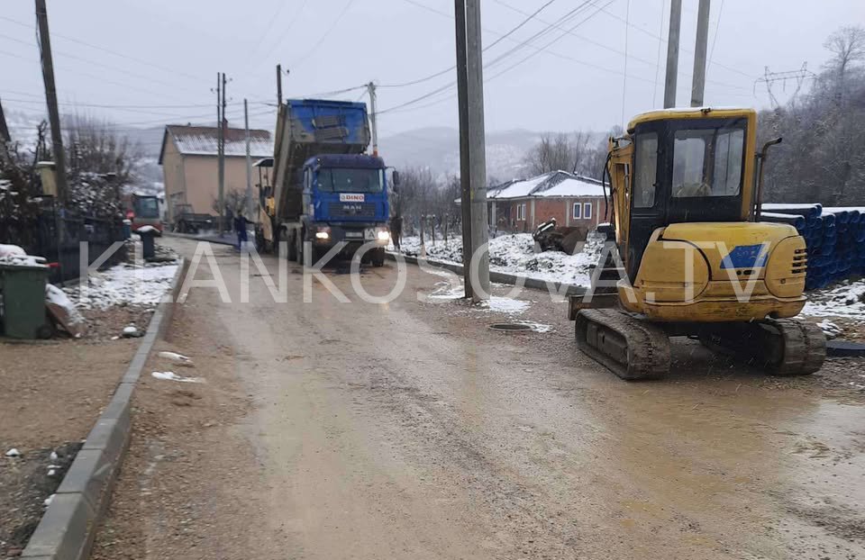 Asfaltohet një rrugë në Kolovicë me shtyllat e KEDS-it në mes – kompania thotë se javën tjetër hiqen ato