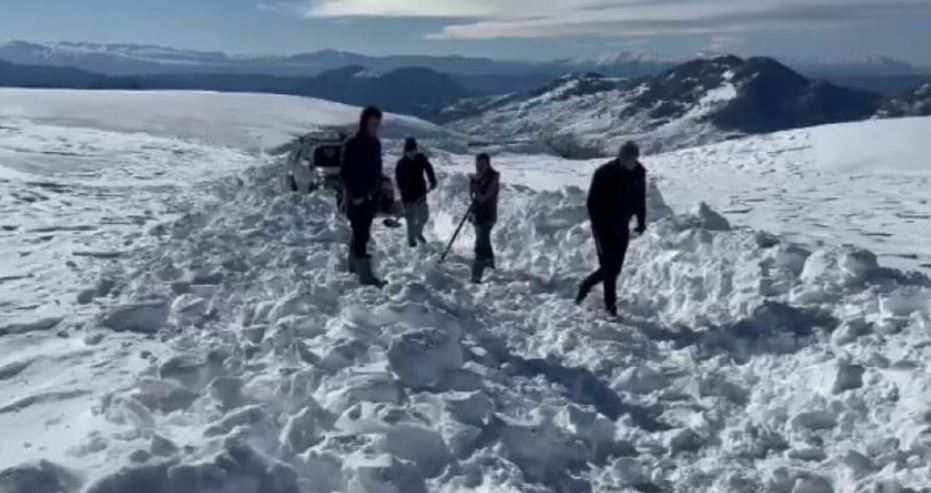 Prindërit me fëmijët ishin bllokuar në borë, policia e Korçës dhe banorët i ndihmojnë