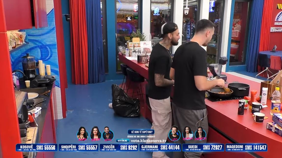 Laurenti e Kevini përgatisin darkën, krijojnë atmosferë duke kënduar në gjuhën spanjolle (VIDEO)