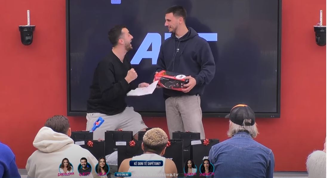 Laurenti dhe Fitimi lexojnë kartolinën me mesazh qesharak nga 'ArtMotion' (VIDEO)