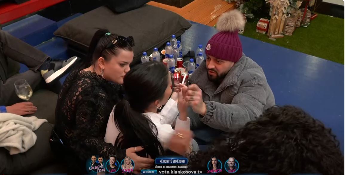 Xheneta qan për babain e saj, Gjesti ia fshinë lotët (VIDEO)