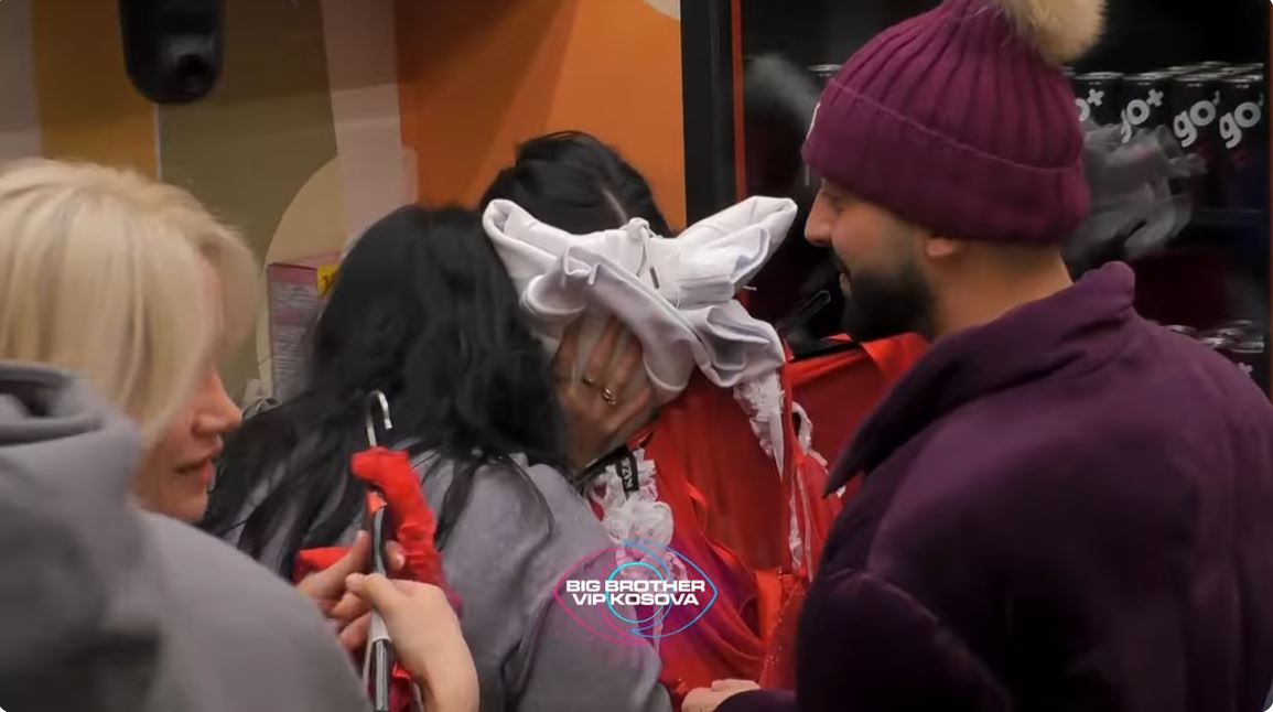 ‘Vëllai i Madh’ suprizon banorët me veshje për Darkën e Krishtlindjeve, Xheneta shpërthen në lot