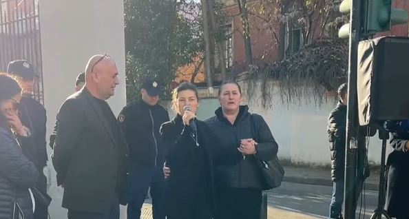 Protestës për Martinin i bashkohet dhe e ëma: Të dorëhiqet ministrja