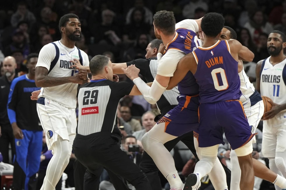 Rrahje në NBA, Marshall grushton Nurkiqin (VIDEO)