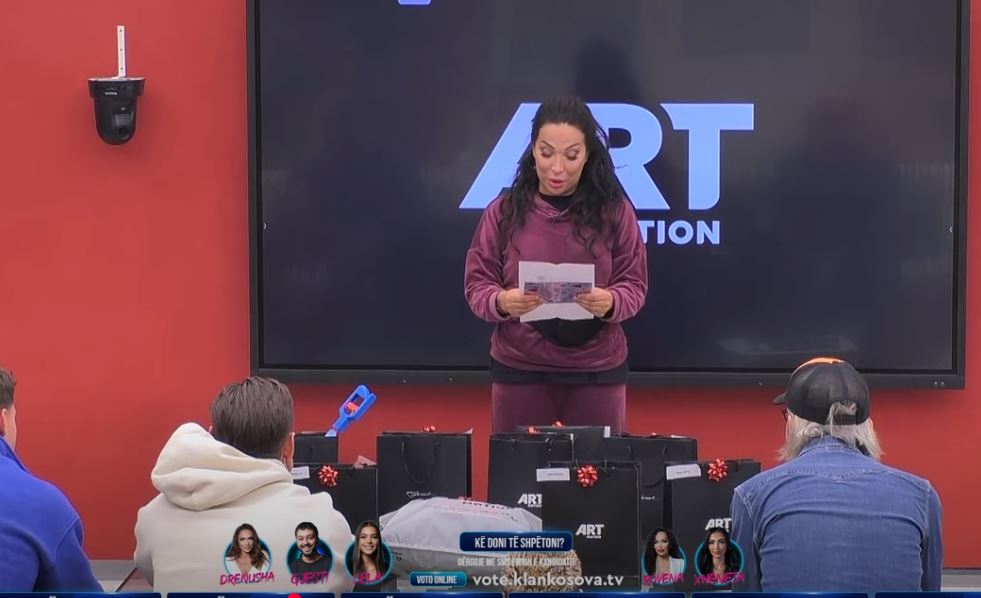 "Ah, sa e bukur" - komenti i Rovenës për dhuratën dhe mesazhin nga ArtMotion (VIDEO)