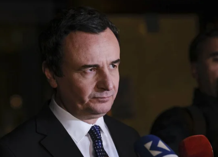 Kurti shmang sërish pyetjet e gazetarëve rreth intervistimit të tij nga Prokuroria Speciale