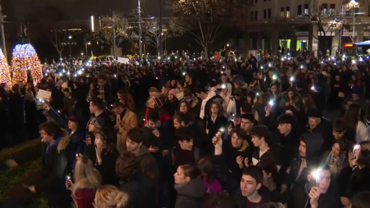 Fishkëllima të studentëve të mbledhur para Presidencës në Serbi, teksa Vuçiq mban adresim