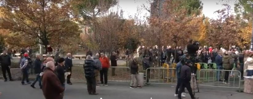 Protestë para bashkisë Tiranë, mbështetës të Berishës e Metës vazhdojnë “ritualin” e përjavshëm