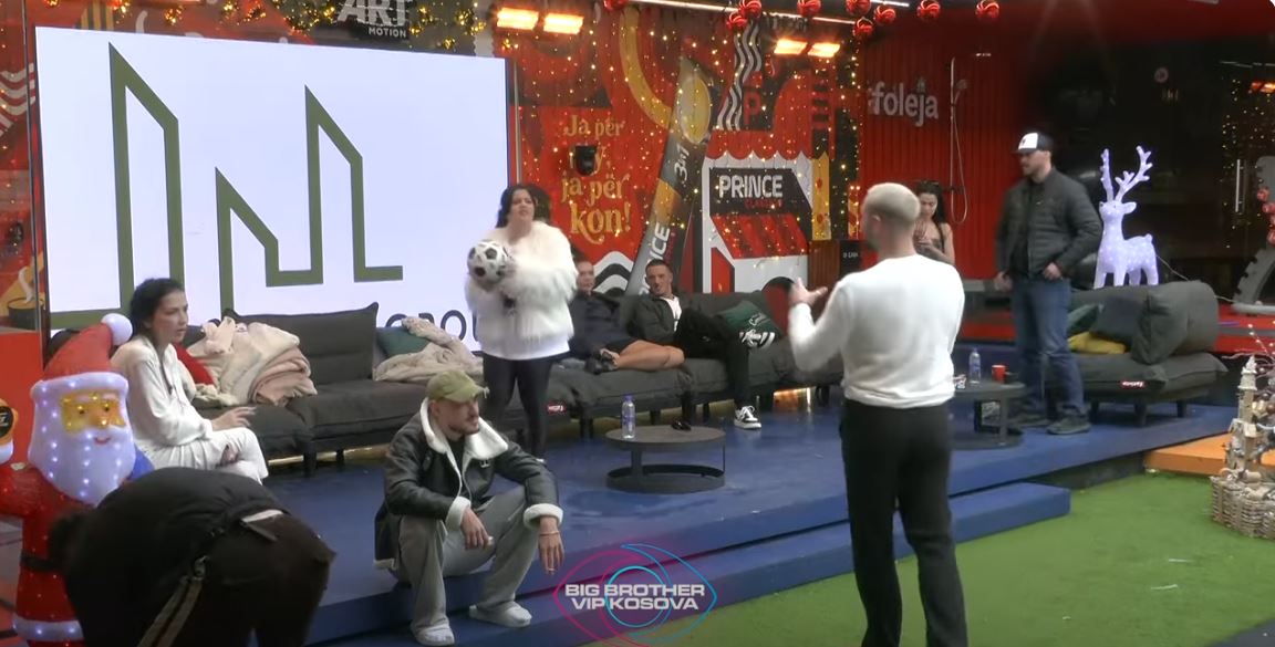 Djemtë duan të luajnë, Gresa merr topin edhe nuk i lejon (VIDEO)