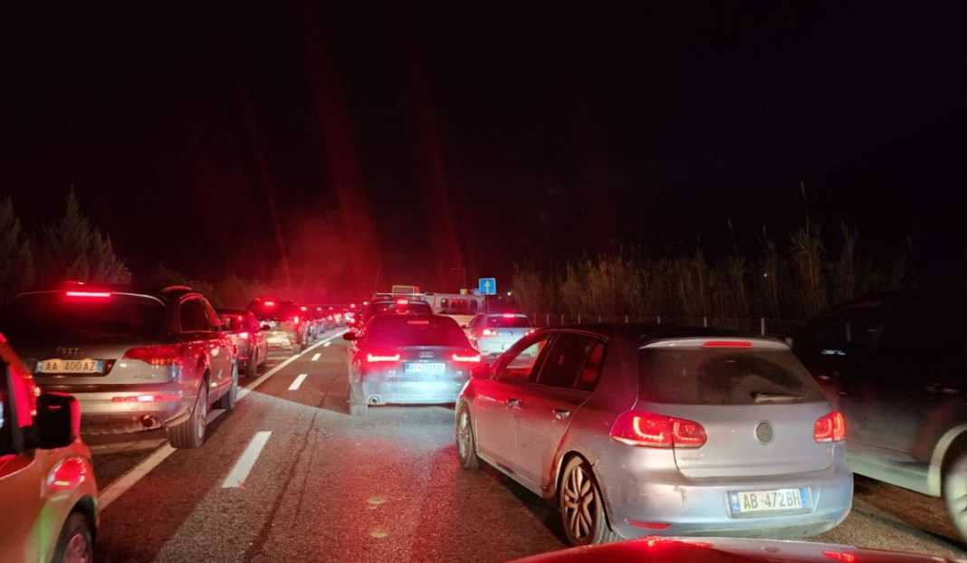 Festat e fundvitit, trafik kilometrik në aksin rrugor Tiranë-Elbasan