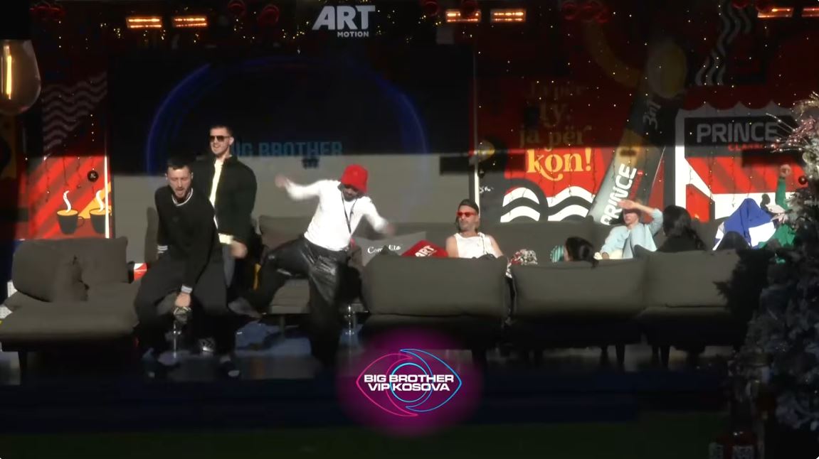 Atmosferë festive në shtëpi, banorët këndojnë e kërcejnë bashkë (VIDEO)