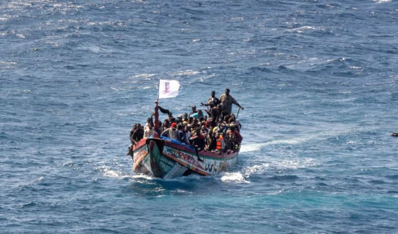 Emigrantët në një varkë druri ndërsa lundrojnë për në portin në La Restinga në ishullin Kanarie të El Hierro, Spanjë, më 18 gusht 2024. Foto: AP